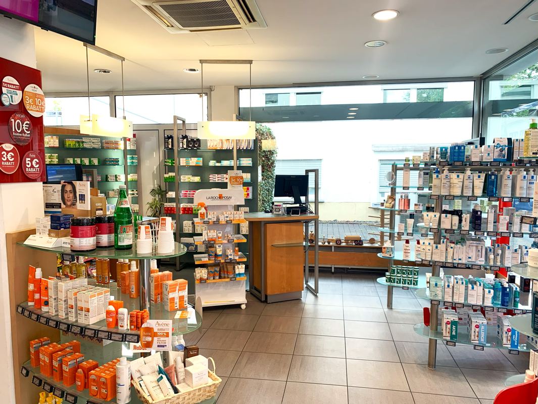 Innenaufnahme der Burg-Apotheke in Hennef mit Regalen voller Arzneimittel, Kosmetik- und Pflegeprodukte sowie einem Verkaufstresen.